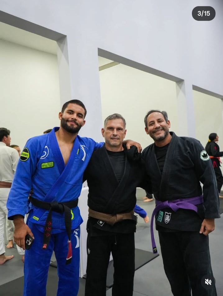 Graduación de cinturones azul, café y morado