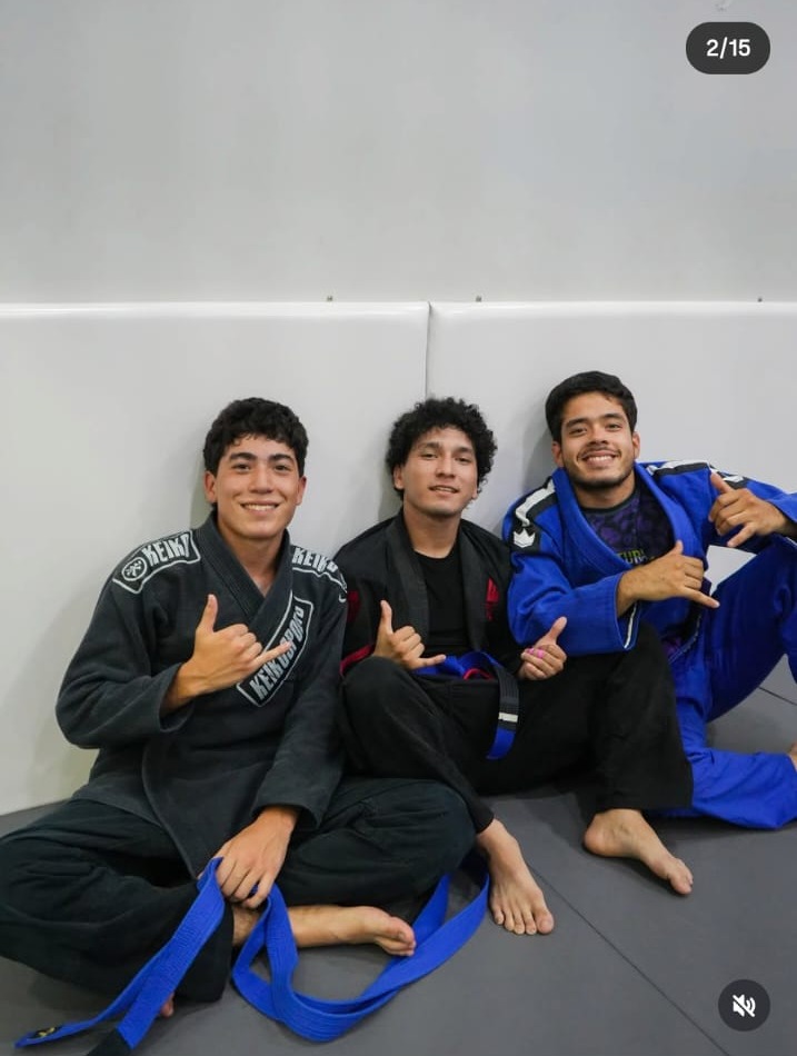 Alumnos con cinturón azul recién graduados